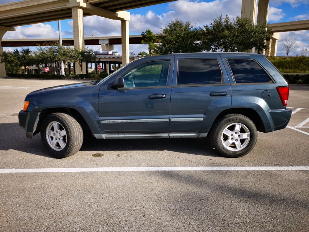 2007 blue Jeep Grand Cherokee Laredo 4WD (1J8GR48K87C) with an 3.7L V6 SOHC 12V engine, 5-Speed Automatic Overdrive transmission, located at 5005 Telephone Rd., Houston, TX, 77087, (713) 641-0980, 29.690666, -95.298683 - Photo #2
