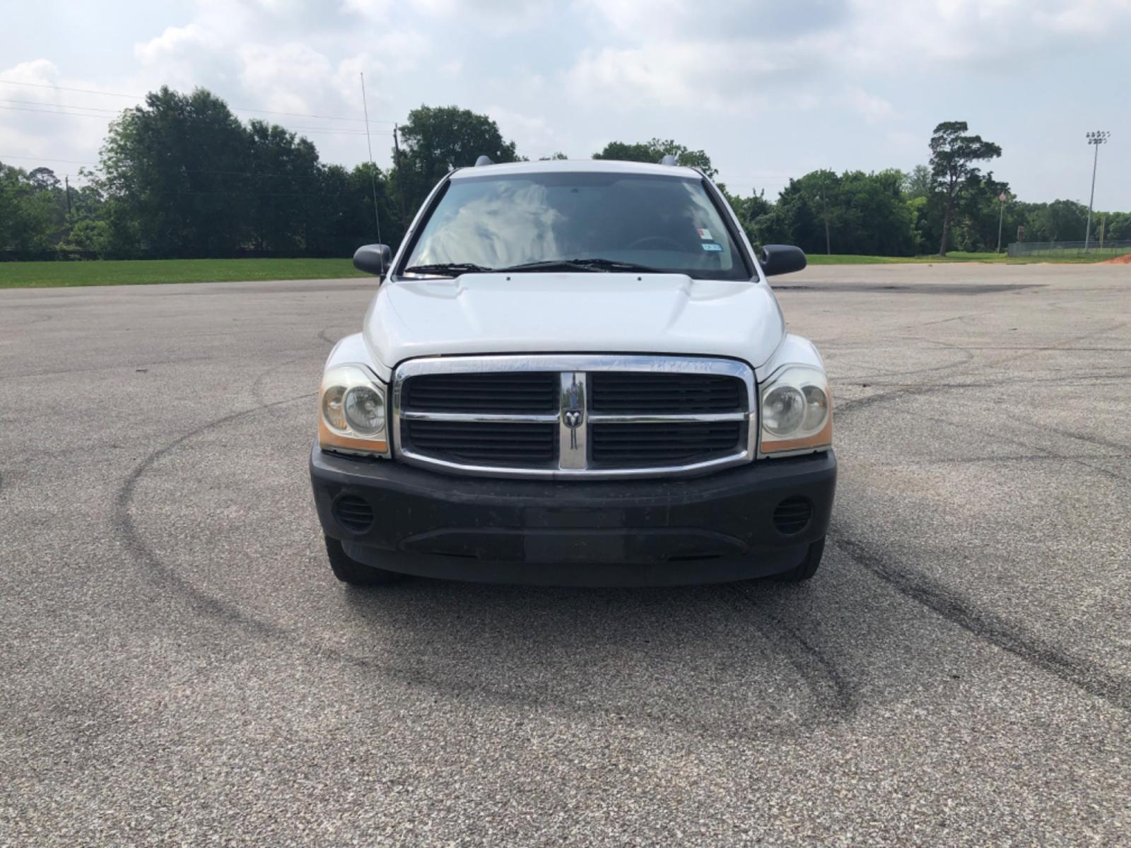 2005 white Dodge Durango ST 2WD (1D4HD38NX5F) with an 4.7L V8 SOHC 16V engine, located at 5005 Telephone Rd., Houston, TX, 77087, (713) 641-0980, 29.690666, -95.298683 - Photo #3