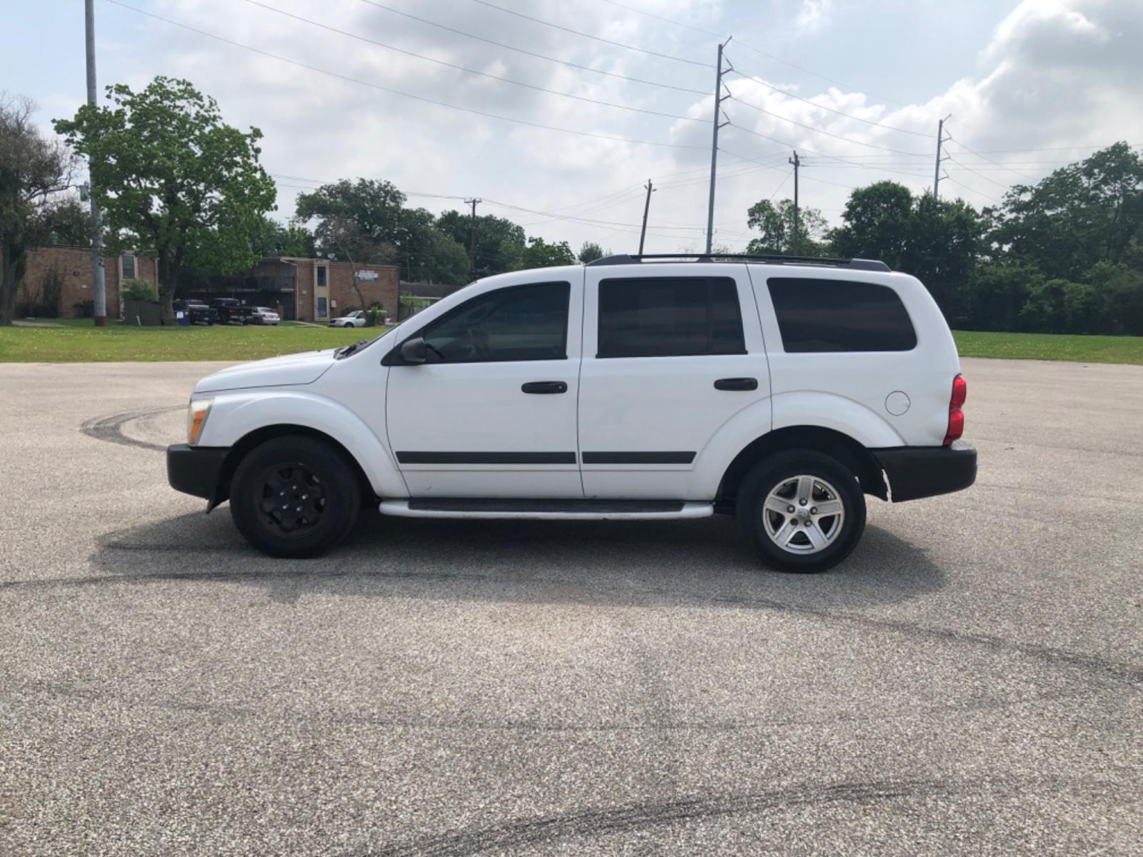 2005 white Dodge Durango ST 2WD (1D4HD38NX5F) with an 4.7L V8 SOHC 16V engine, located at 5005 Telephone Rd., Houston, TX, 77087, (713) 641-0980, 29.690666, -95.298683 - Photo #4