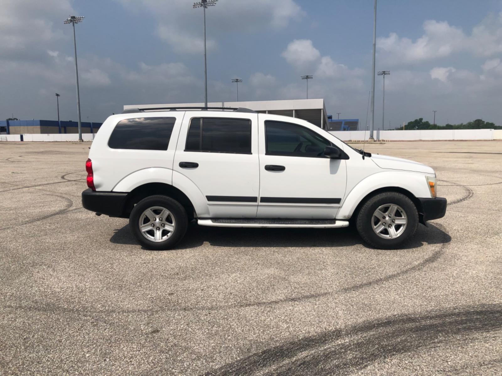 2005 white Dodge Durango ST 2WD (1D4HD38NX5F) with an 4.7L V8 SOHC 16V engine, located at 5005 Telephone Rd., Houston, TX, 77087, (713) 641-0980, 29.690666, -95.298683 - Photo #5