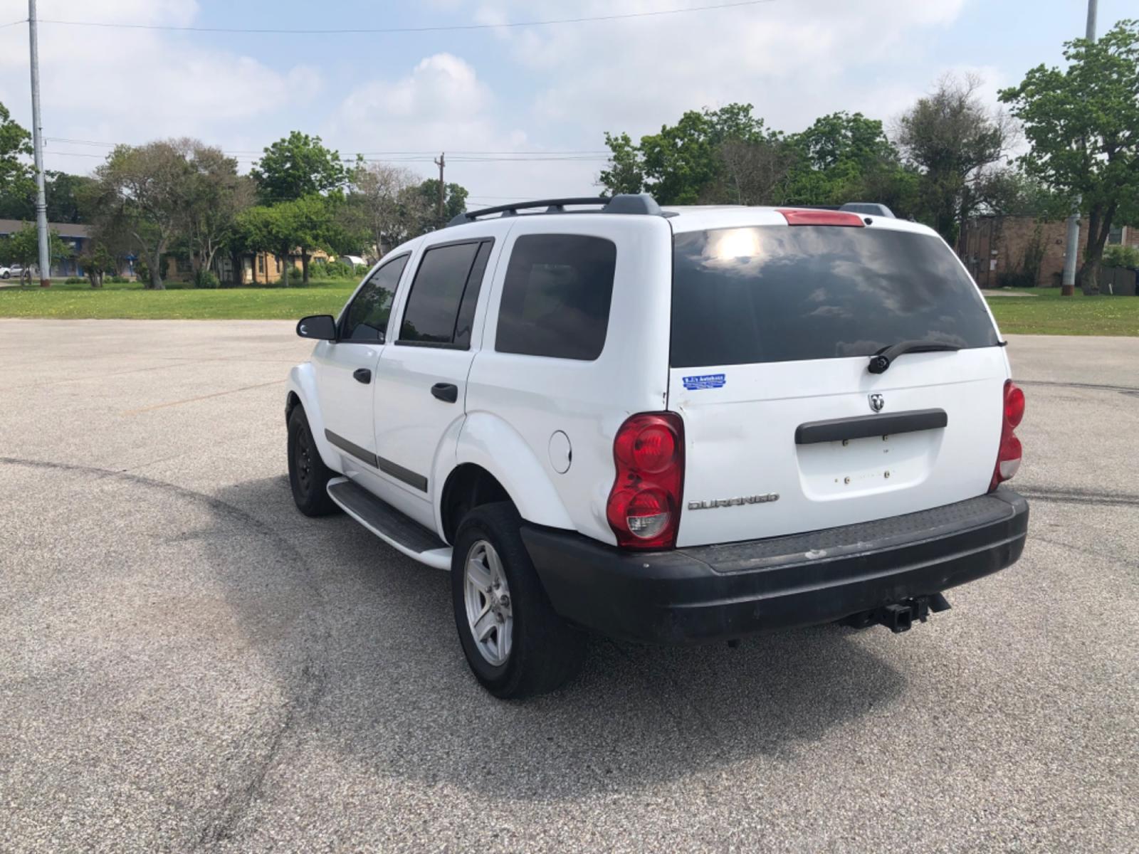 2005 white Dodge Durango ST 2WD (1D4HD38NX5F) with an 4.7L V8 SOHC 16V engine, located at 5005 Telephone Rd., Houston, TX, 77087, (713) 641-0980, 29.690666, -95.298683 - Photo #6