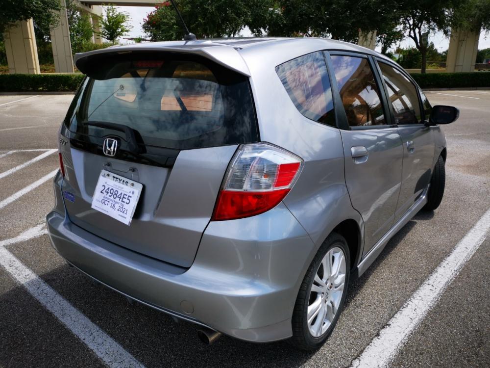 2009 silver Honda Fit Sport 5-Speed AT (JHMGE88449C) with an 1.5L L4 SOHC 16V engine, 5-Speed Automatic Overdrive transmission, located at 5005 Telephone Rd., Houston, TX, 77087, (713) 641-0980, 29.690666, -95.298683 - Photo #2