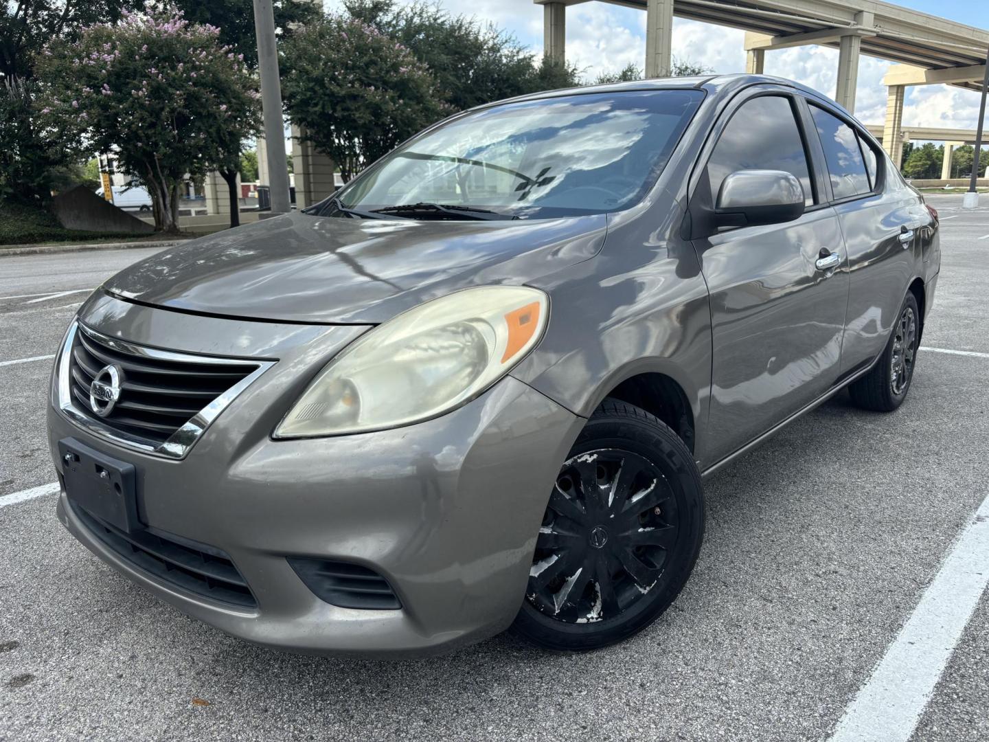 2013 Silver Nissan Versa 1.6 S 5M (3N1CN7AP7DL) with an 1.6L L4 DOHC 16V engine, 5-Speed Manual transmission, located at 5005 Telephone Rd., Houston, TX, 77087, (713) 641-0980, 29.690666, -95.298683 - Photo#0