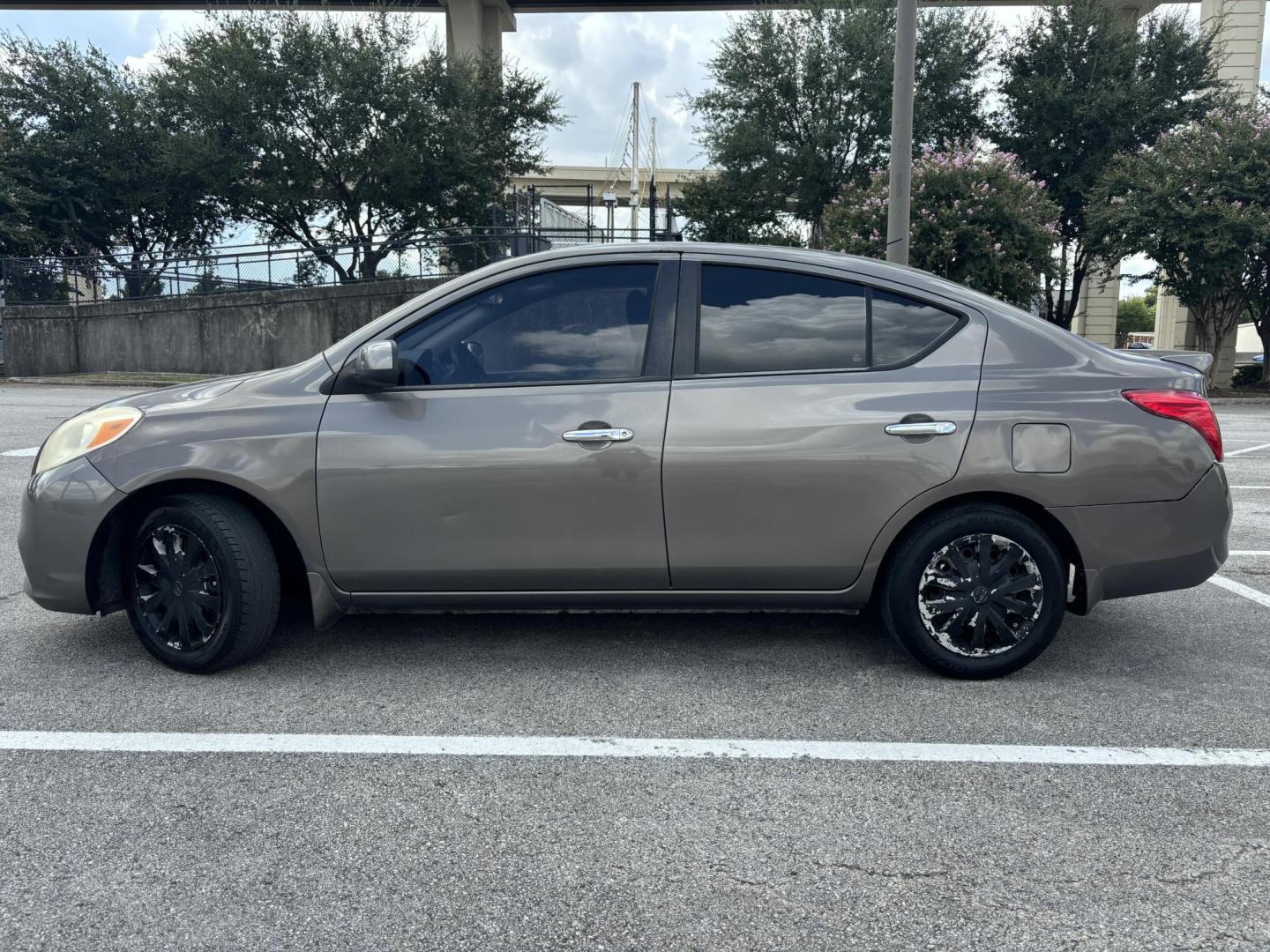 2013 Silver Nissan Versa 1.6 S 5M (3N1CN7AP7DL) with an 1.6L L4 DOHC 16V engine, 5-Speed Manual transmission, located at 5005 Telephone Rd., Houston, TX, 77087, (713) 641-0980, 29.690666, -95.298683 - Photo#2