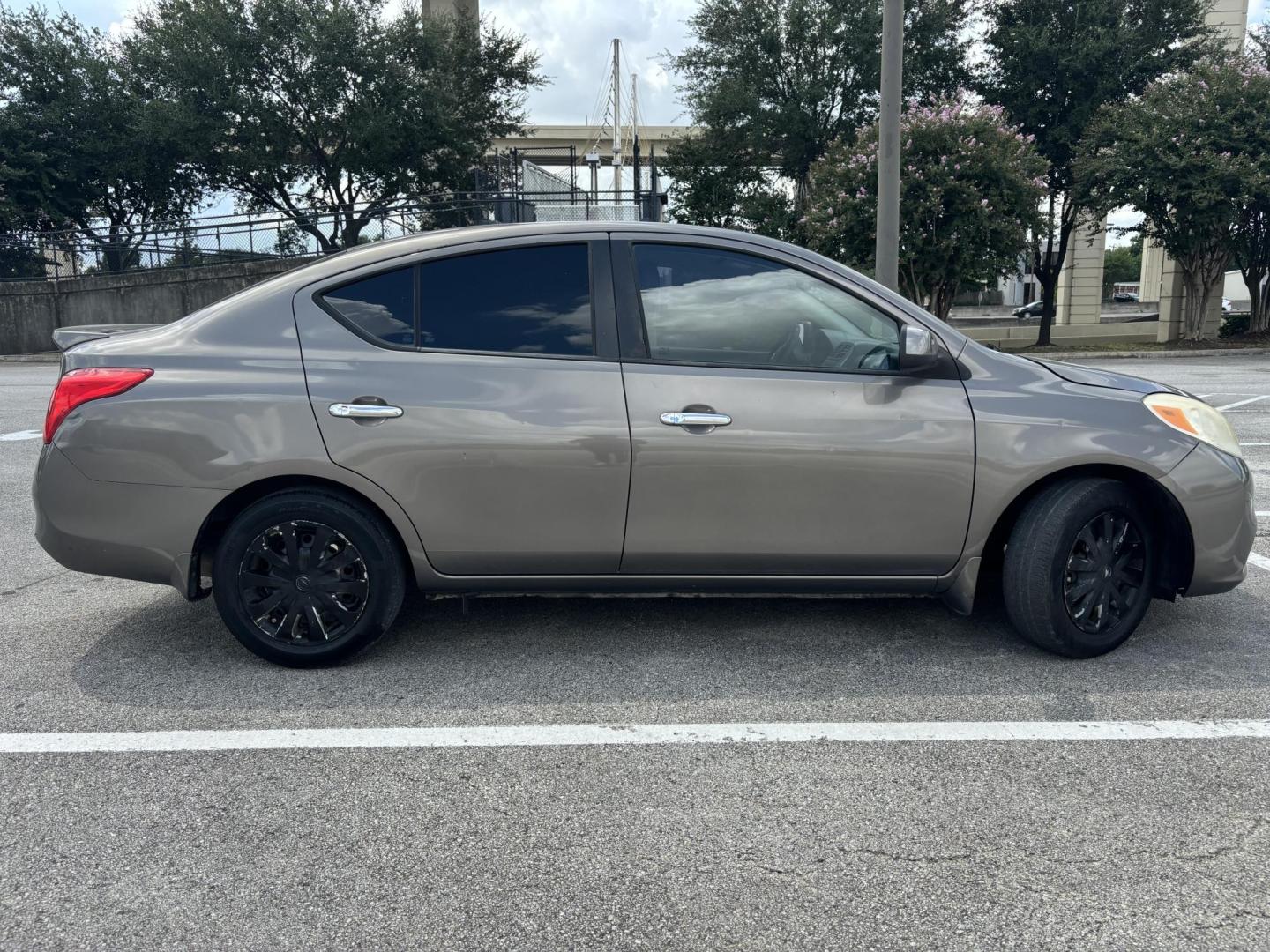 2013 Silver Nissan Versa 1.6 S 5M (3N1CN7AP7DL) with an 1.6L L4 DOHC 16V engine, 5-Speed Manual transmission, located at 5005 Telephone Rd., Houston, TX, 77087, (713) 641-0980, 29.690666, -95.298683 - Photo#5