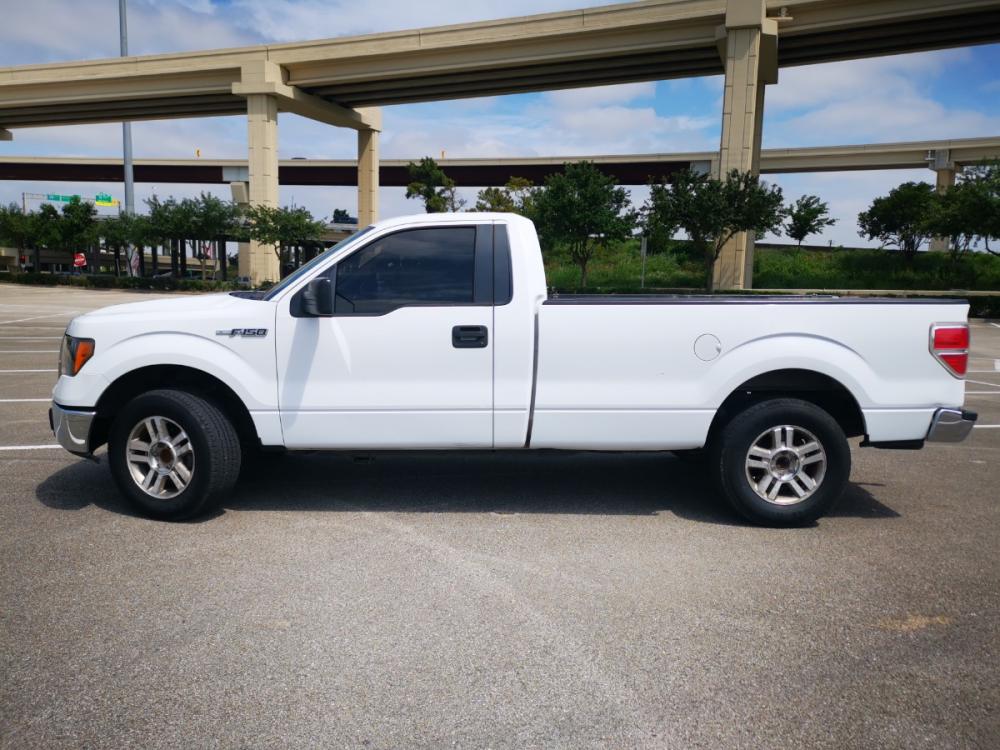 2009 White Ford F-150 STX 2WD (1FTRF12W59K) with an 4.6L V8 SOHC 16V engine, located at 5005 Telephone Rd., Houston, TX, 77087, (713) 641-0980, 29.690666, -95.298683 - Photo #2