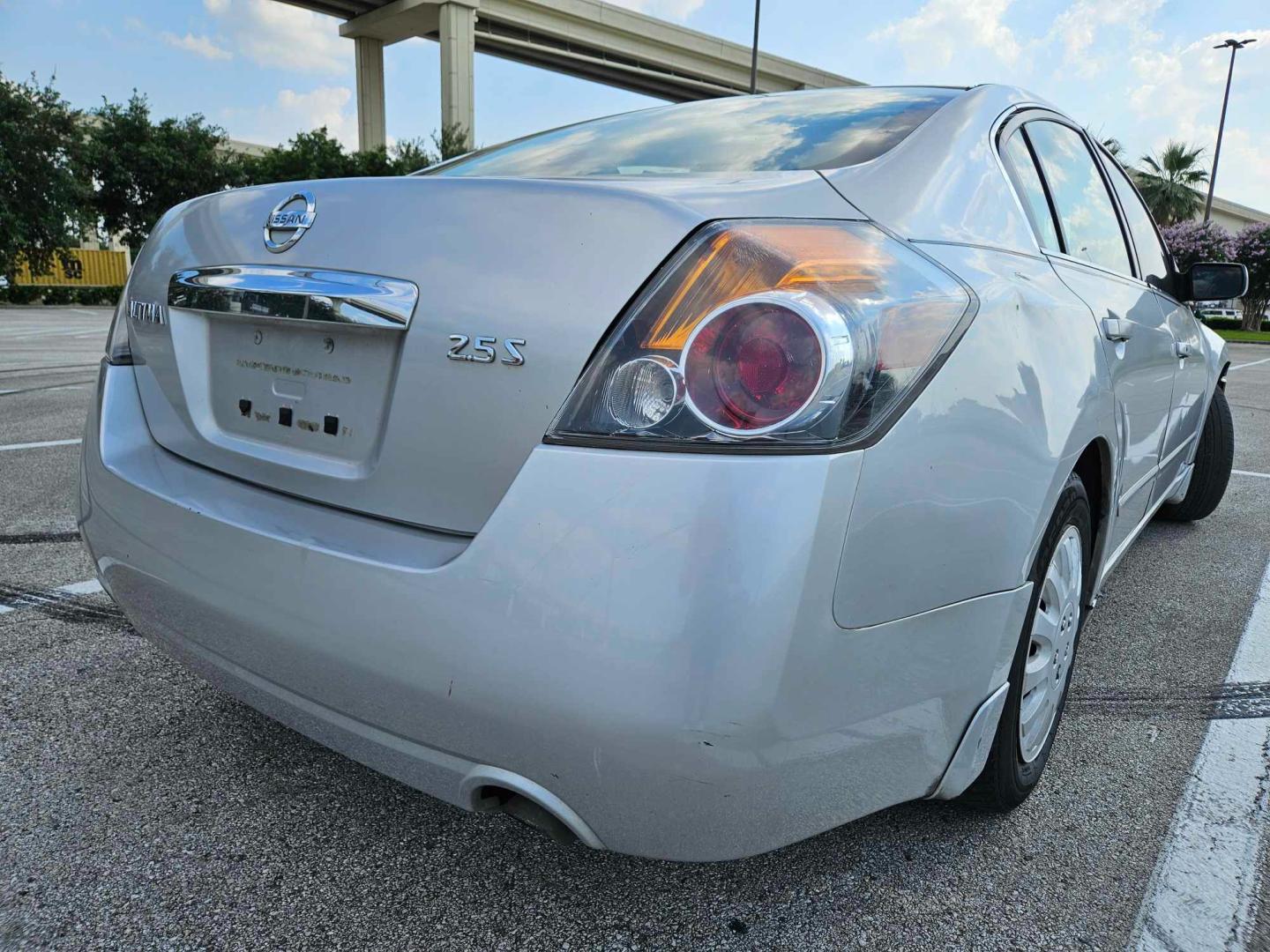 2010 silver Nissan Altima 2.5 (1N4AL2AP6AN) with an 2.5L L4 DOHC 16V engine, 6-Speed Manual transmission, located at 5005 Telephone Rd., Houston, TX, 77087, (713) 641-0980, 29.690666, -95.298683 - Photo#3