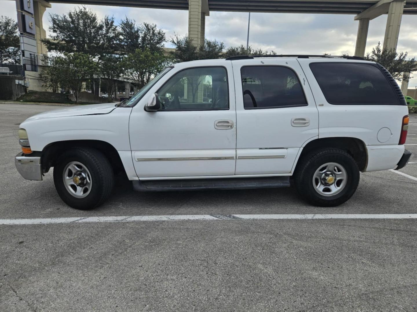 2003 Chevrolet Tahoe LS photo 3