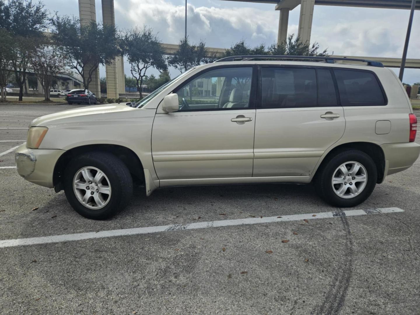 2001 Tan Toyota Highlander V6 2WD (JTEGF21A010) with an 3.0L V6 DOHC 24V engine, located at 5005 Telephone Rd., Houston, TX, 77087, (713) 641-0980, 29.690666, -95.298683 - Photo#2