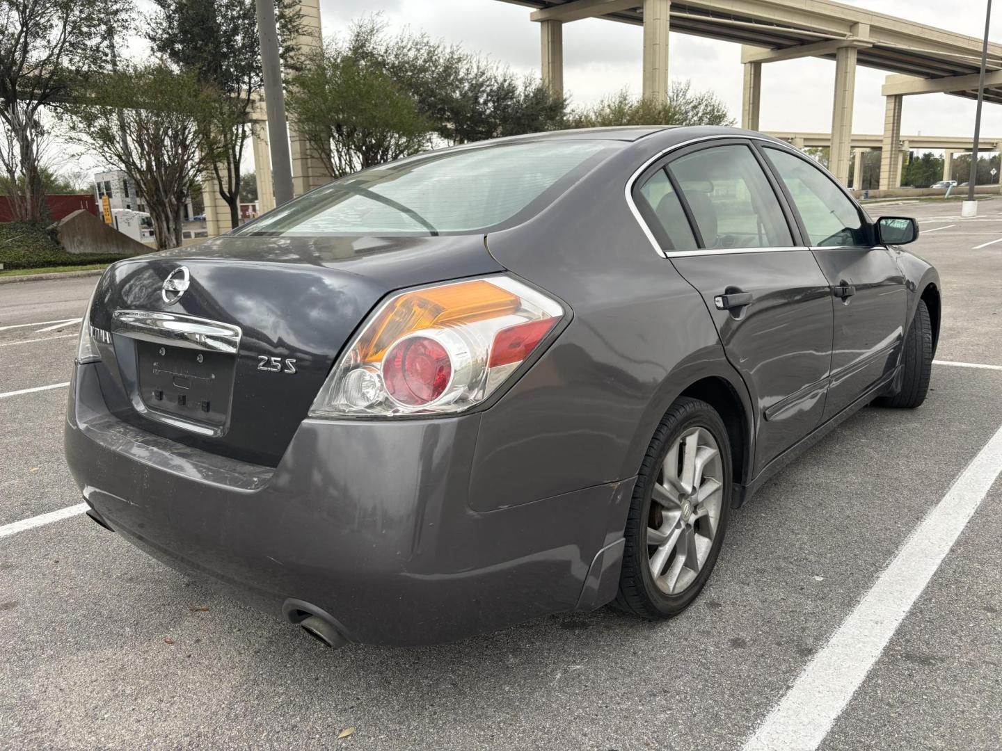 2010 Gray Nissan Altima 2.5 (1N4AL2AP6AN) with an 2.5L L4 DOHC 16V engine, 6-Speed Manual transmission, located at 5005 Telephone Rd., Houston, TX, 77087, (713) 641-0980, 29.690666, -95.298683 - Photo#4
