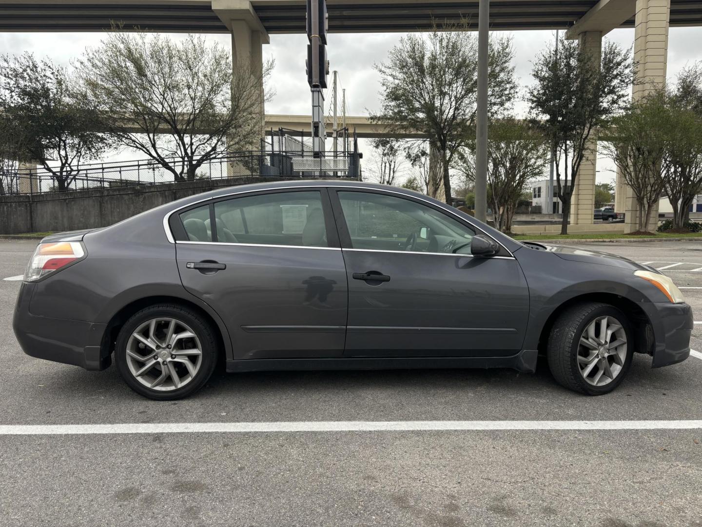 2010 Gray Nissan Altima 2.5 (1N4AL2AP6AN) with an 2.5L L4 DOHC 16V engine, 6-Speed Manual transmission, located at 5005 Telephone Rd., Houston, TX, 77087, (713) 641-0980, 29.690666, -95.298683 - Photo#5