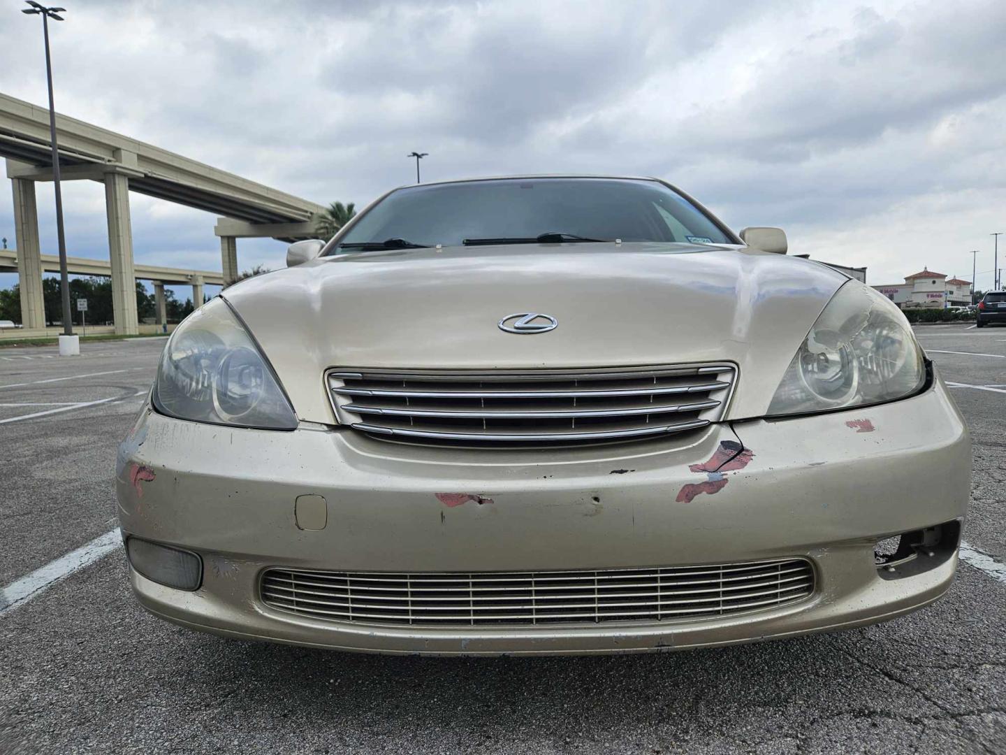 2002 Gold Lexus ES 300 Sedan (JTHBF30G325) with an 3.0L V6 DOHC 24V engine, 5-Speed Automatic Overdrive transmission, located at 5005 Telephone Rd., Houston, TX, 77087, (713) 641-0980, 29.690666, -95.298683 - Photo#2