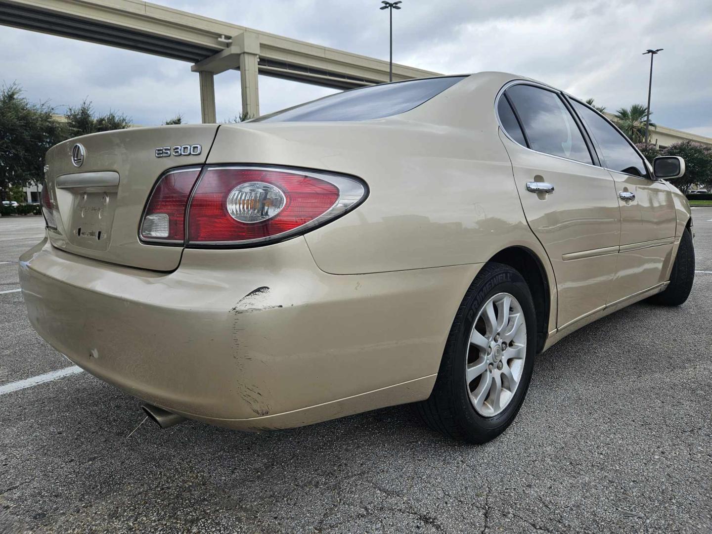 2002 Gold Lexus ES 300 Sedan (JTHBF30G325) with an 3.0L V6 DOHC 24V engine, 5-Speed Automatic Overdrive transmission, located at 5005 Telephone Rd., Houston, TX, 77087, (713) 641-0980, 29.690666, -95.298683 - Photo#4