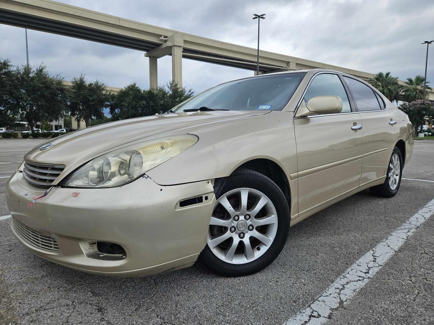 2002 Gold Lexus ES 300 Sedan (JTHBF30G325) with an 3.0L V6 DOHC 24V engine, 5-Speed Automatic Overdrive transmission, located at 5005 Telephone Rd., Houston, TX, 77087, (713) 641-0980, 29.690666, -95.298683 - Photo#0