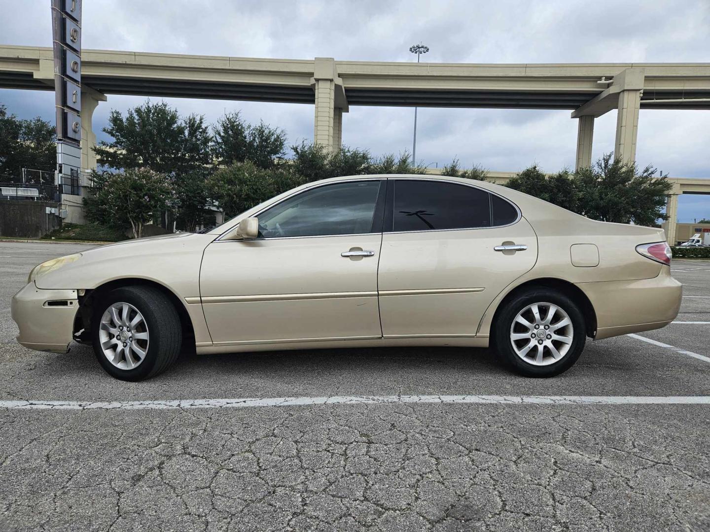 2002 Gold Lexus ES 300 Sedan (JTHBF30G325) with an 3.0L V6 DOHC 24V engine, 5-Speed Automatic Overdrive transmission, located at 5005 Telephone Rd., Houston, TX, 77087, (713) 641-0980, 29.690666, -95.298683 - Photo#1