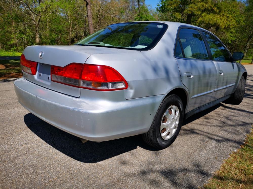 2002 silver Honda Accord Value Package Sedan (1HGCF86682A) with an 2.3L L4 SOHC 16V engine, 4-Speed Automatic Overdrive transmission, located at 5005 Telephone Rd., Houston, TX, 77087, (713) 641-0980, 29.690666, -95.298683 - Photo #4