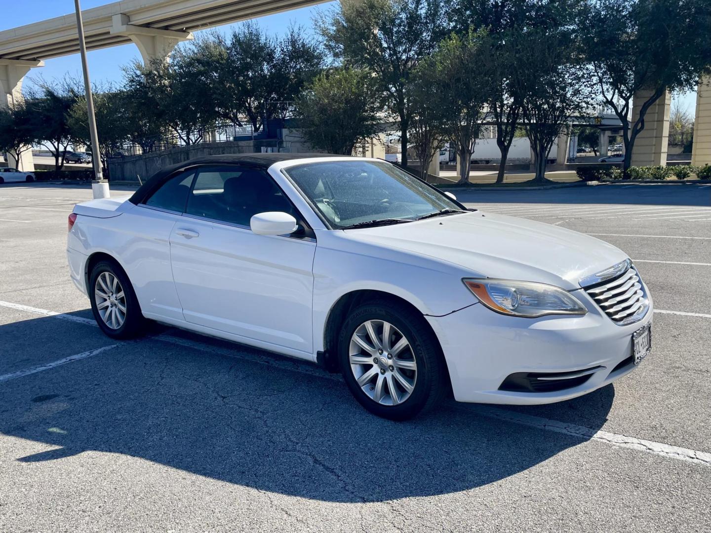 2012 white Chrysler 200 Touring Convertible (1C3BCBEB8CN) with an 2.4L L4 DOHC 16V engine, 6-Speed Automatic transmission, located at 5005 Telephone Rd., Houston, TX, 77087, (713) 641-0980, 29.690666, -95.298683 - Photo#4