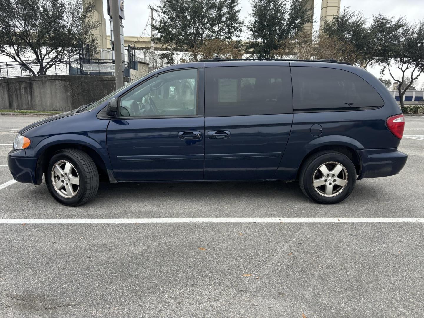 2005 Blue Dodge Grand Caravan SXT (2D4GP44L25R) with an 3.8L V6 OHV 12V engine, 4-Speed Automatic Overdrive transmission, located at 5005 Telephone Rd., Houston, TX, 77087, (713) 641-0980, 29.690666, -95.298683 - Photo#2