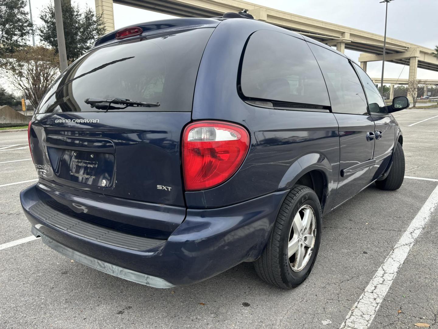 2005 Blue Dodge Grand Caravan SXT (2D4GP44L25R) with an 3.8L V6 OHV 12V engine, 4-Speed Automatic Overdrive transmission, located at 5005 Telephone Rd., Houston, TX, 77087, (713) 641-0980, 29.690666, -95.298683 - Photo#4