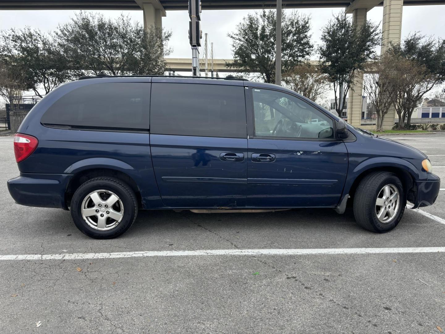 2005 Blue Dodge Grand Caravan SXT (2D4GP44L25R) with an 3.8L V6 OHV 12V engine, 4-Speed Automatic Overdrive transmission, located at 5005 Telephone Rd., Houston, TX, 77087, (713) 641-0980, 29.690666, -95.298683 - Photo#5