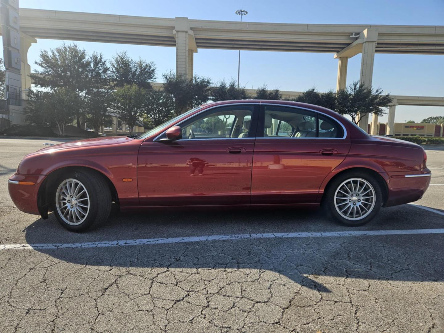 2006 Maroon Jaguar S-Type 3.0 (SAJWA01A26F) with an 3.0L V6 DOHC 24V engine, 6-Speed Automatic Overdrive transmission, located at 5005 Telephone Rd., Houston, TX, 77087, (713) 641-0980, 29.690666, -95.298683 - Photo#4