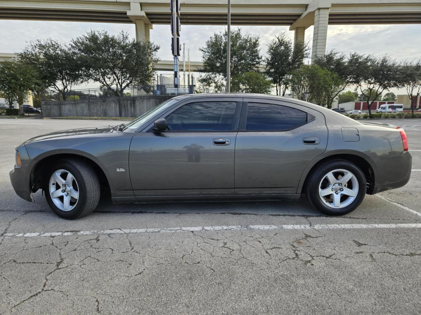 2009 Gray Dodge Charger SXT (2B3KA33V79H) with an 3.5L V6 SOHC 24V engine, 5-Speed Automatic Overdrive transmission, located at 5005 Telephone Rd., Houston, TX, 77087, (713) 641-0980, 29.690666, -95.298683 - Photo#2