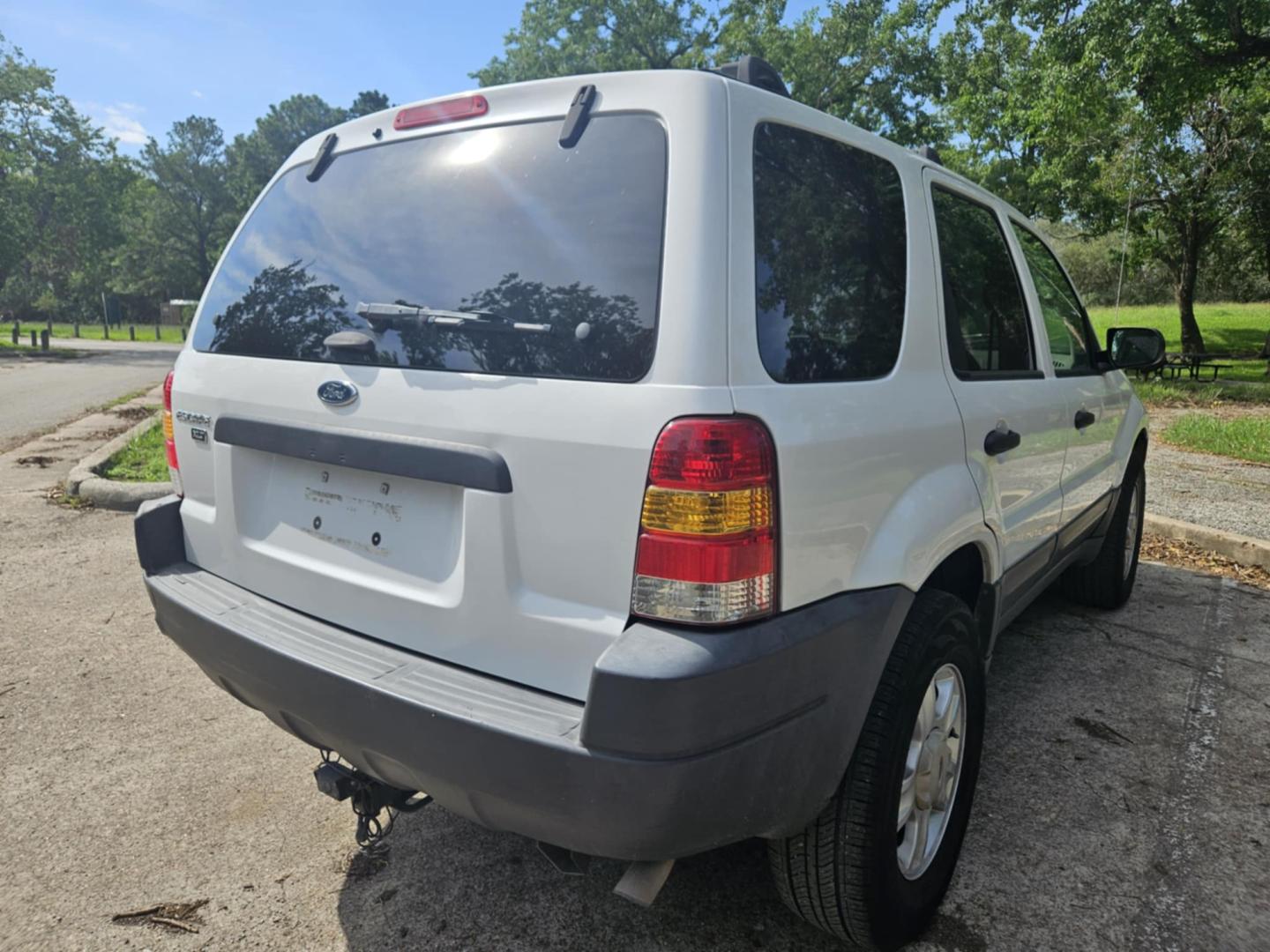 2004 white Ford Escape XLT 2WD (1FMYU031X4K) with an 3.0L V6 DOHC 24V engine, 4-Speed Automatic Overdrive transmission, located at 5005 Telephone Rd., Houston, TX, 77087, (713) 641-0980, 29.690666, -95.298683 - Photo#3