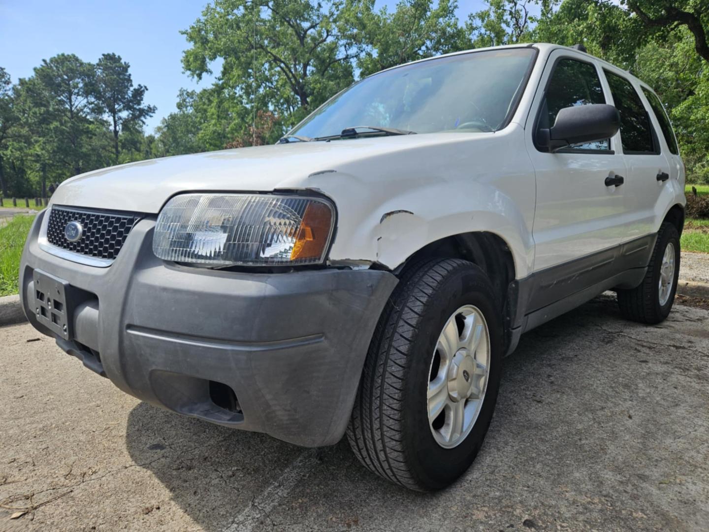 2004 white Ford Escape XLT 2WD (1FMYU031X4K) with an 3.0L V6 DOHC 24V engine, 4-Speed Automatic Overdrive transmission, located at 5005 Telephone Rd., Houston, TX, 77087, (713) 641-0980, 29.690666, -95.298683 - Photo#0