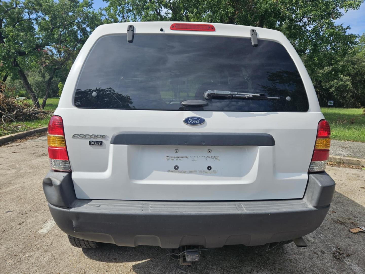 2004 white Ford Escape XLT 2WD (1FMYU031X4K) with an 3.0L V6 DOHC 24V engine, 4-Speed Automatic Overdrive transmission, located at 5005 Telephone Rd., Houston, TX, 77087, (713) 641-0980, 29.690666, -95.298683 - Photo#4