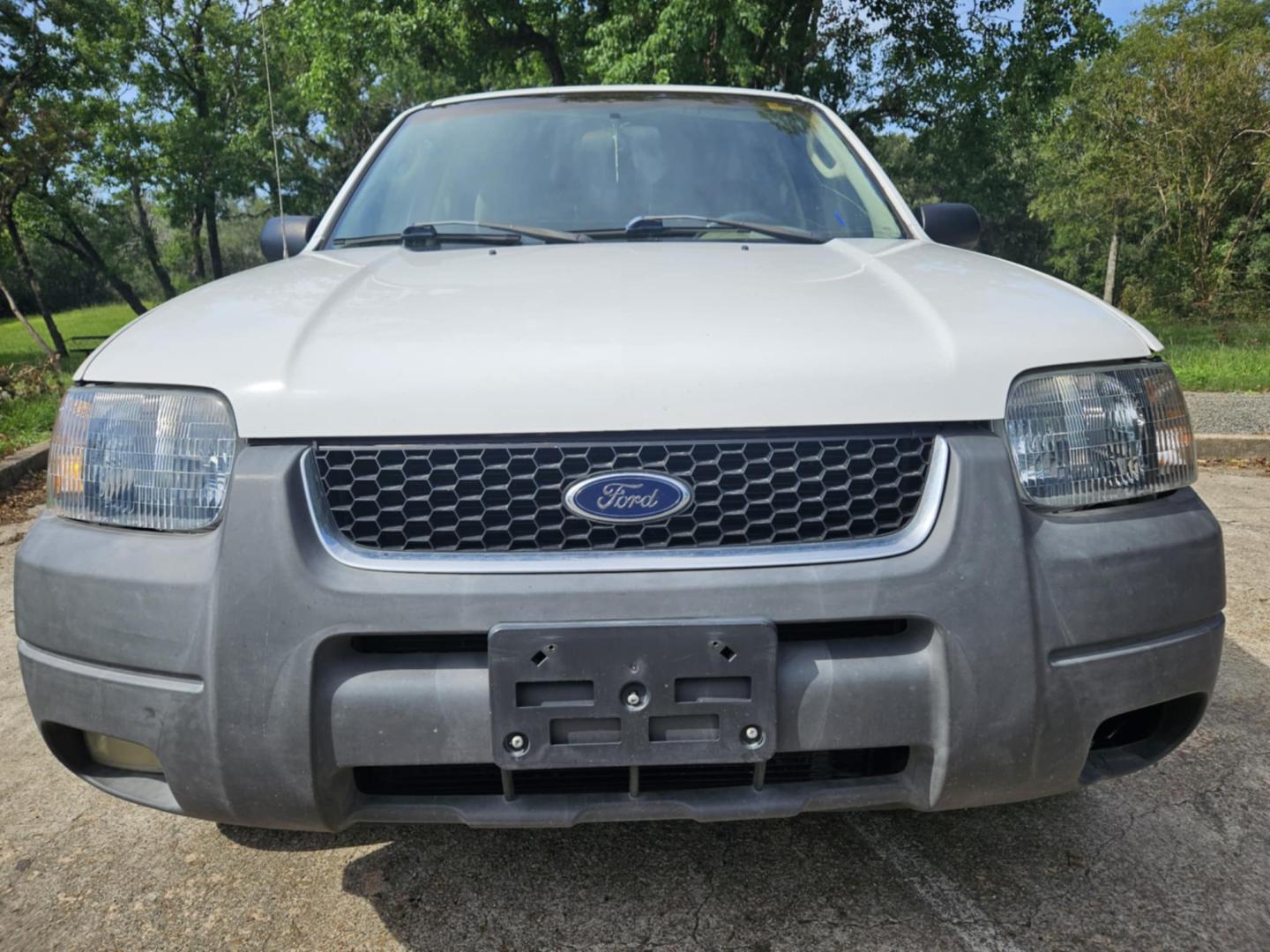 2004 white Ford Escape XLT 2WD (1FMYU031X4K) with an 3.0L V6 DOHC 24V engine, 4-Speed Automatic Overdrive transmission, located at 5005 Telephone Rd., Houston, TX, 77087, (713) 641-0980, 29.690666, -95.298683 - Photo#1