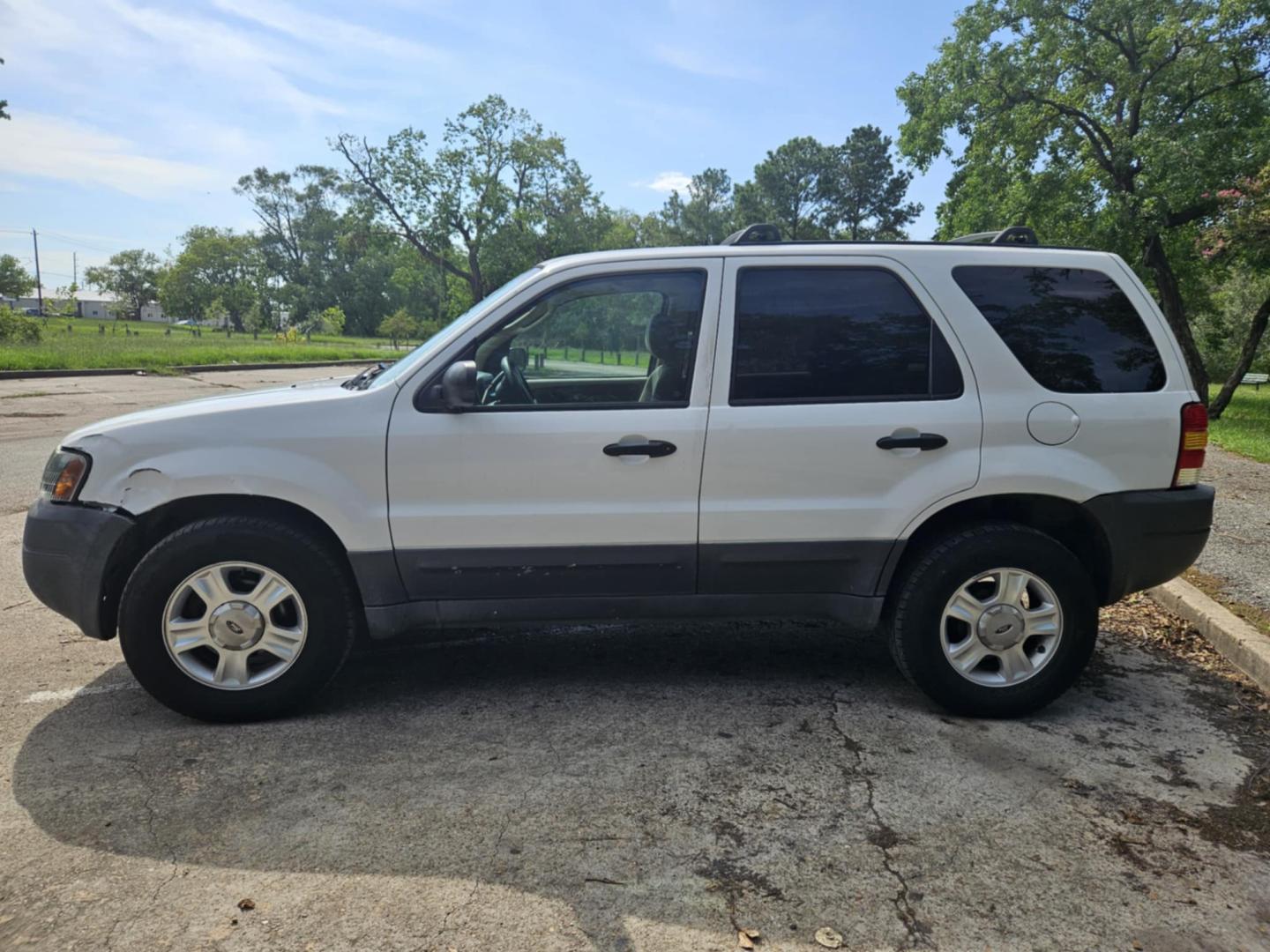 2004 white Ford Escape XLT 2WD (1FMYU031X4K) with an 3.0L V6 DOHC 24V engine, 4-Speed Automatic Overdrive transmission, located at 5005 Telephone Rd., Houston, TX, 77087, (713) 641-0980, 29.690666, -95.298683 - Photo#2