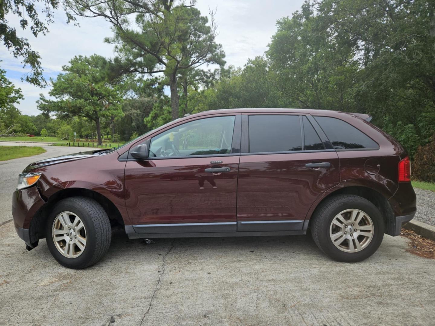 2012 Maroon Ford Edge SE FWD (2FMDK3GC6CB) with an 3.5L V6 DOHC 24V engine, 6-Speed Automatic transmission, located at 5005 Telephone Rd., Houston, TX, 77087, (713) 641-0980, 29.690666, -95.298683 - Photo#2