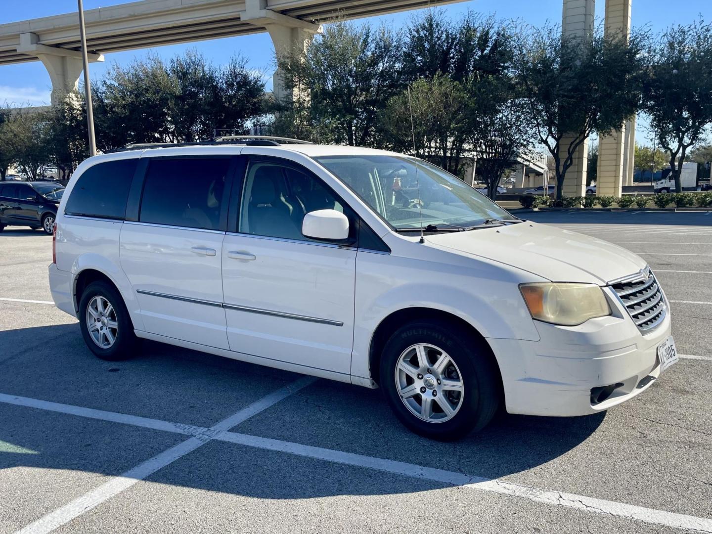 2010 white Chrysler Town & Country (2A4RR5D11AR) , located at 5005 Telephone Rd., Houston, TX, 77087, (713) 641-0980, 29.690666, -95.298683 - Photo#3