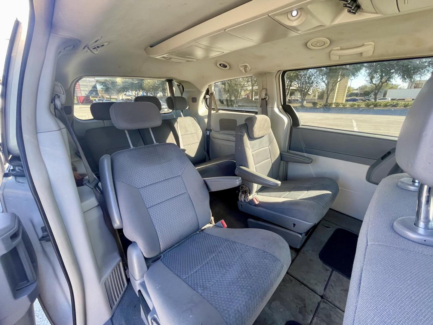 2010 white Chrysler Town & Country (2A4RR5D11AR) , located at 5005 Telephone Rd., Houston, TX, 77087, (713) 641-0980, 29.690666, -95.298683 - Photo#5