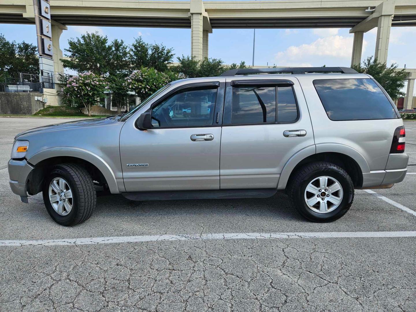 2008 silver Ford Explorer (1FMEU63E38U) , located at 5005 Telephone Rd., Houston, TX, 77087, (713) 641-0980, 29.690666, -95.298683 - Photo#3