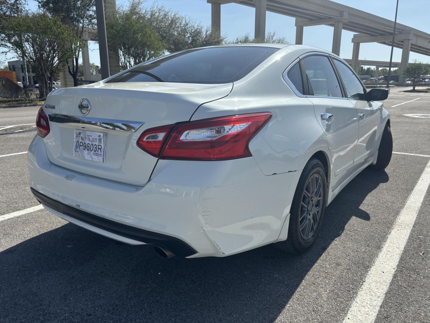 2016 white Nissan Altima 2.5 SL (1N4AL3AP7GN) with an 2.5L L4 DOHC 16V engine, CVT transmission, located at 5005 Telephone Rd., Houston, TX, 77087, (713) 641-0980, 29.690666, -95.298683 - Photo#4