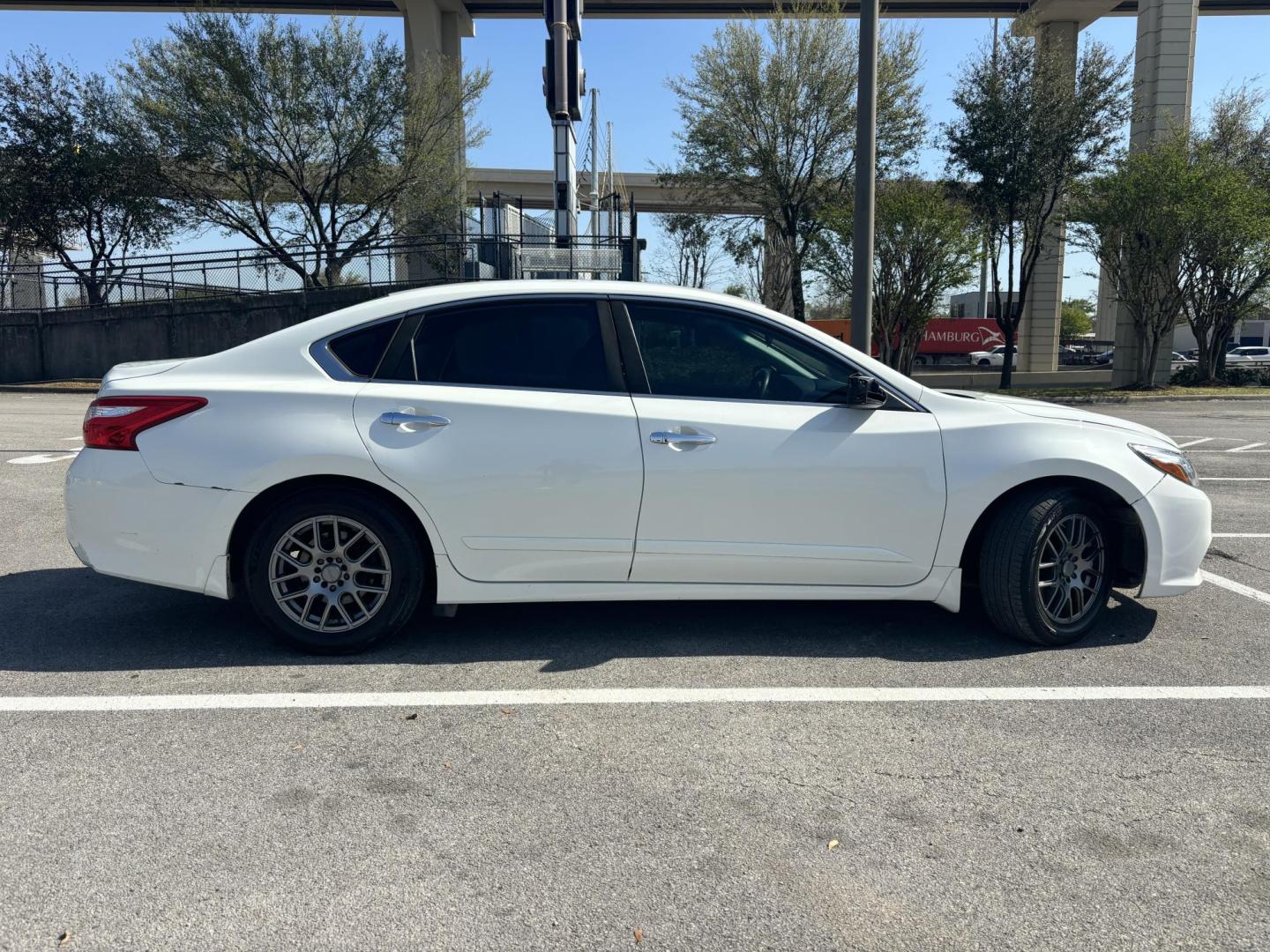 2016 white Nissan Altima 2.5 SL (1N4AL3AP7GN) with an 2.5L L4 DOHC 16V engine, CVT transmission, located at 5005 Telephone Rd., Houston, TX, 77087, (713) 641-0980, 29.690666, -95.298683 - Photo#5