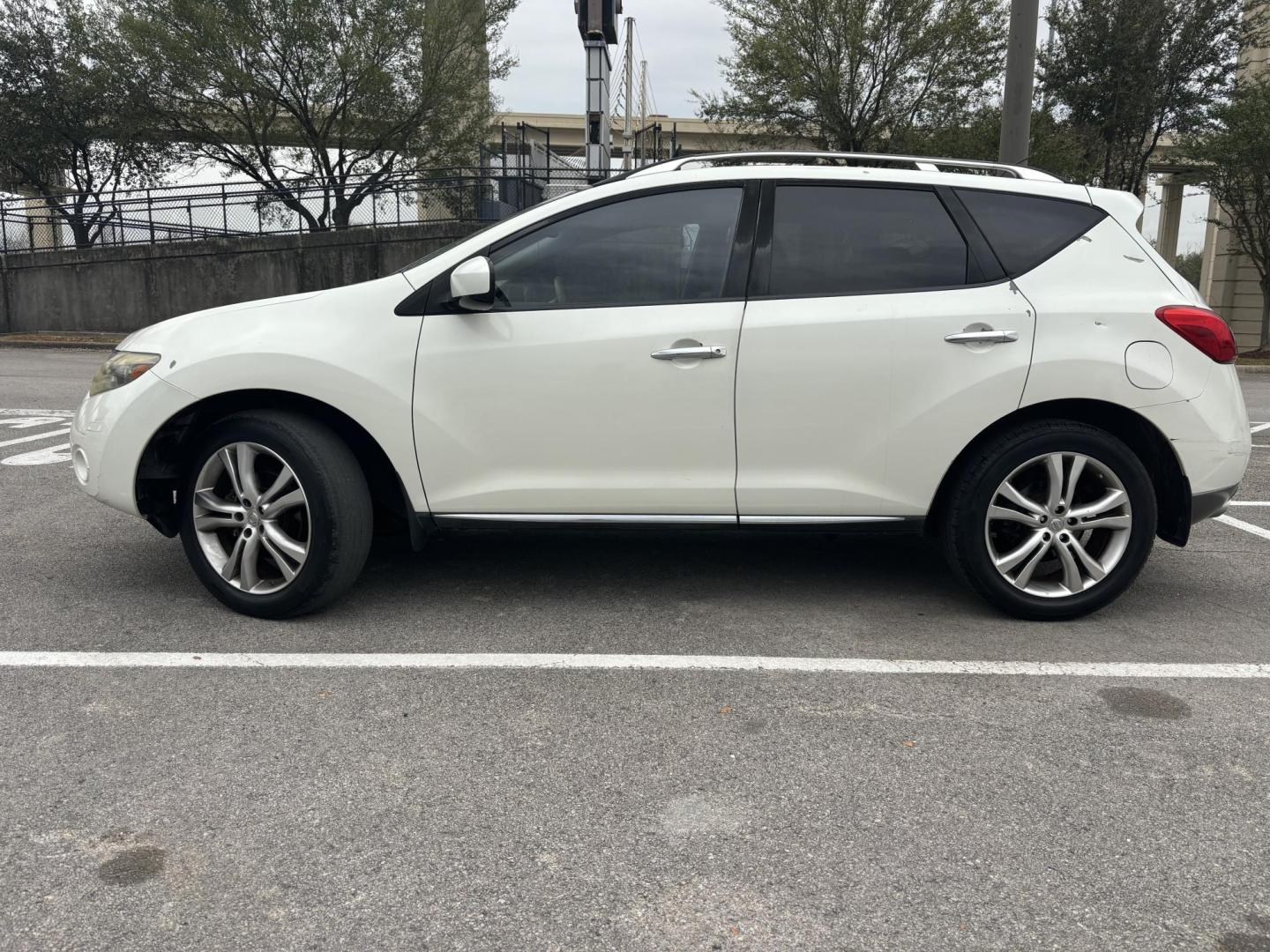 2009 white Nissan Murano LE AWD (JN8AZ18W09W) with an 3.5L V6 DOHC 24V engine, Automatic CVT Overdrive transmission, located at 5005 Telephone Rd., Houston, TX, 77087, (713) 641-0980, 29.690666, -95.298683 - Photo#2