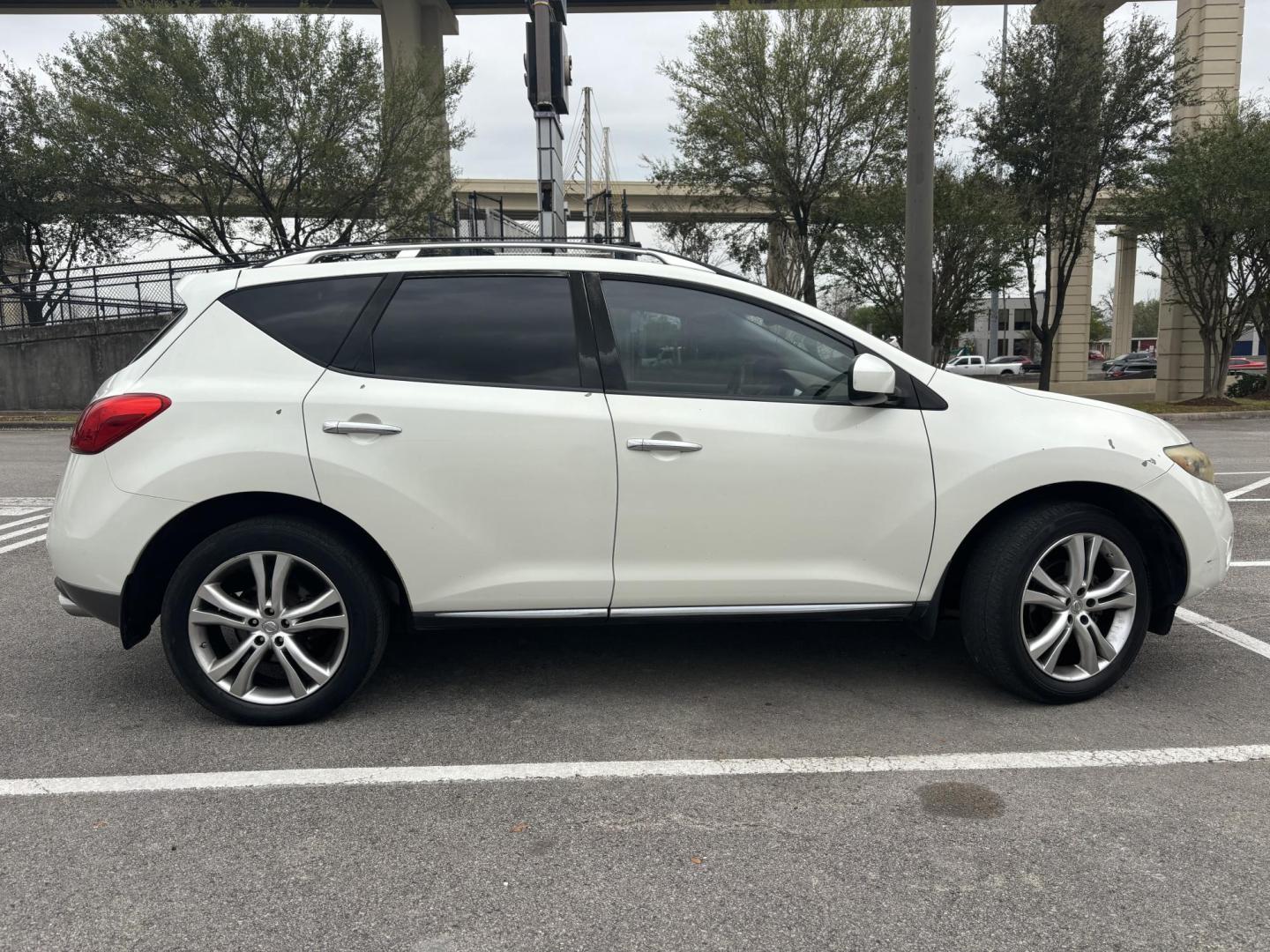 2009 white Nissan Murano LE AWD (JN8AZ18W09W) with an 3.5L V6 DOHC 24V engine, Automatic CVT Overdrive transmission, located at 5005 Telephone Rd., Houston, TX, 77087, (713) 641-0980, 29.690666, -95.298683 - Photo#5