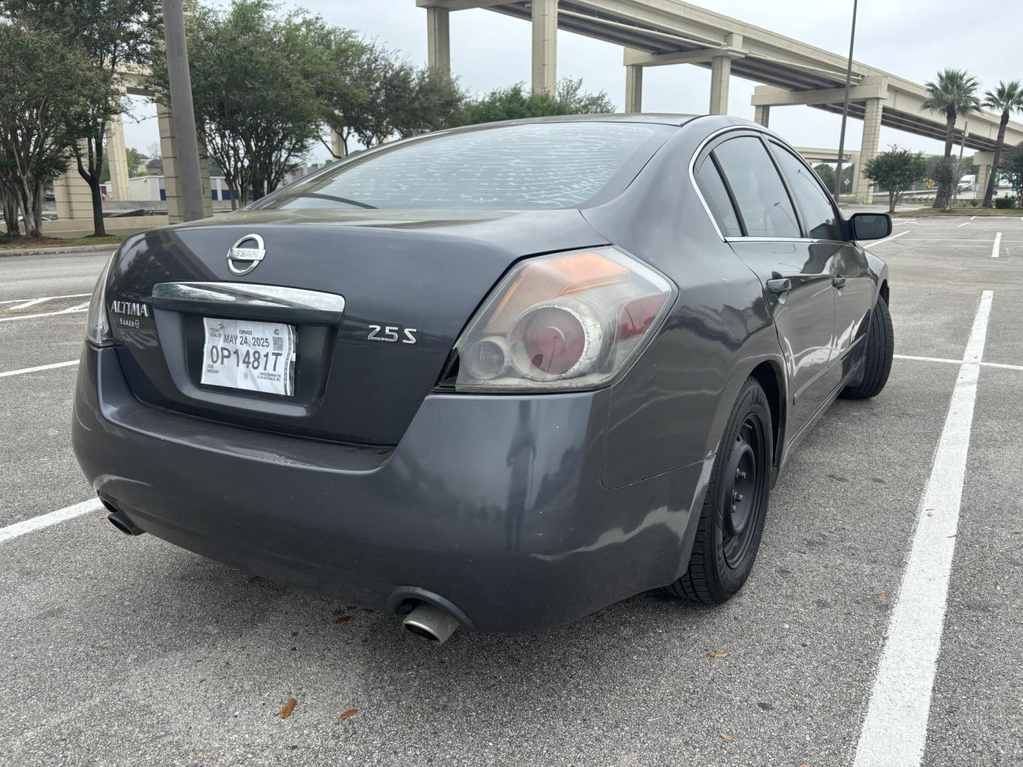 2008 Gray Nissan Altima 2.5 (1N4AL21E68N) with an 2.5L L4 DOHC 16V engine, 6-Speed Manual Overdrive transmission, located at 5005 Telephone Rd., Houston, TX, 77087, (713) 641-0980, 29.690666, -95.298683 - Photo#4
