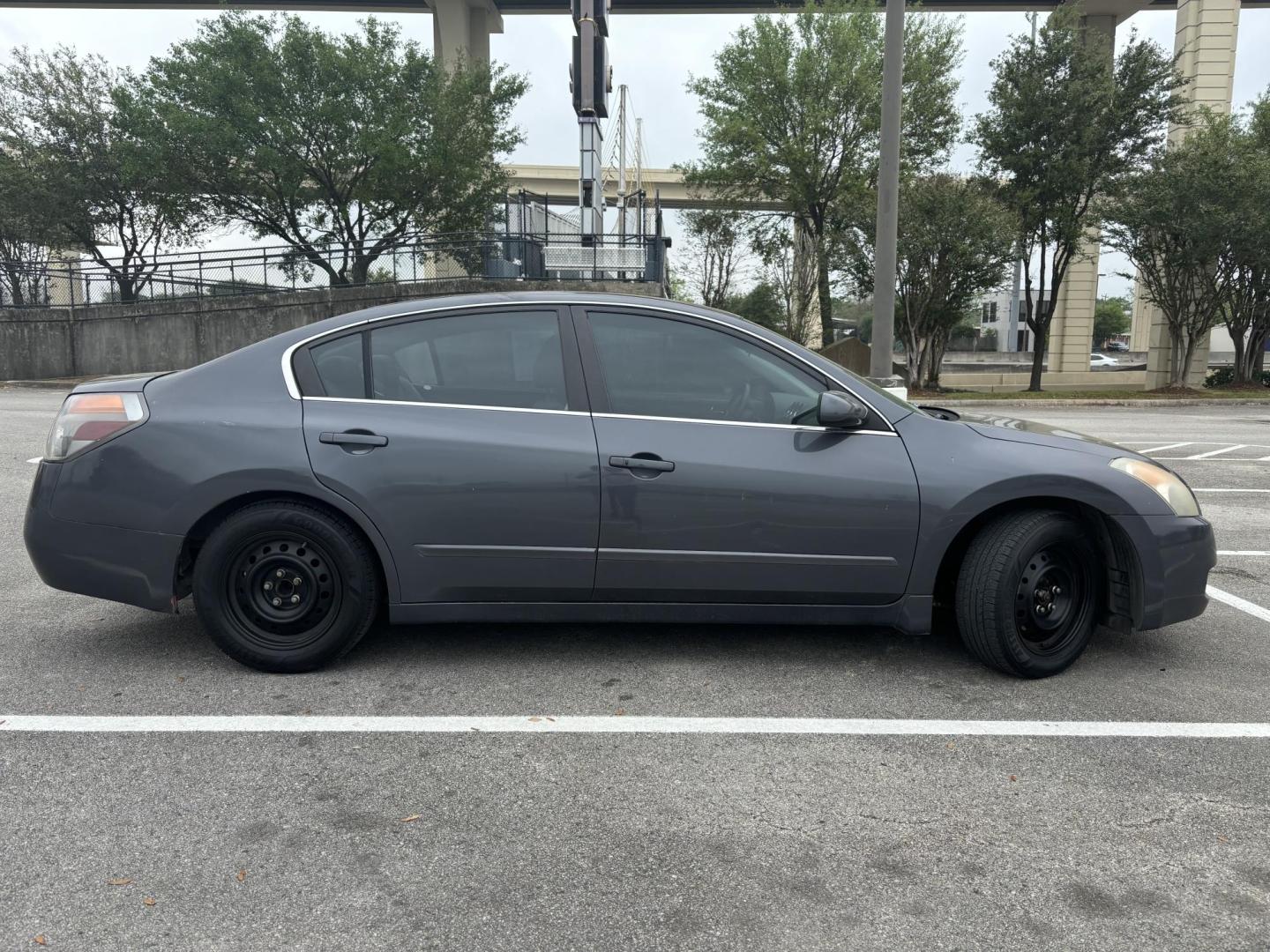 2008 Gray Nissan Altima 2.5 (1N4AL21E68N) with an 2.5L L4 DOHC 16V engine, 6-Speed Manual Overdrive transmission, located at 5005 Telephone Rd., Houston, TX, 77087, (713) 641-0980, 29.690666, -95.298683 - Photo#5