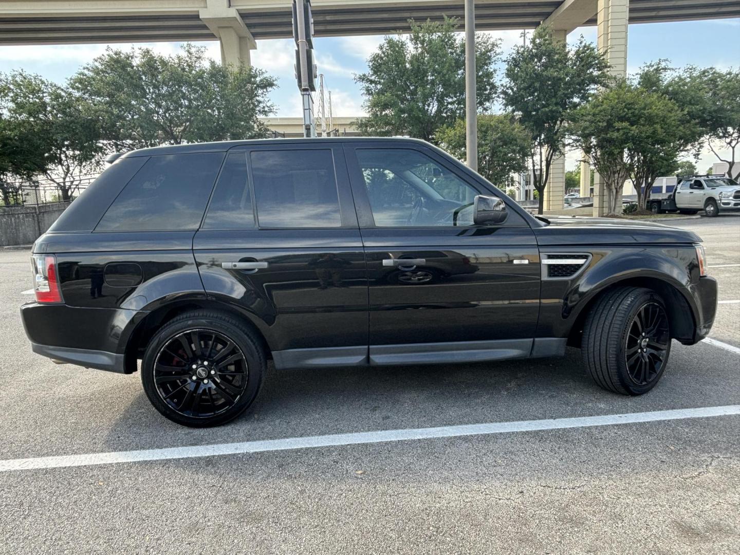 2011 Black Land Rover Range Rover Sport HSE (SALSK2D48BA) with an 4.4L V8 DOHC 32V engine, 6-Speed Automatic transmission, located at 5005 Telephone Rd., Houston, TX, 77087, (713) 641-0980, 29.690666, -95.298683- Photo#5