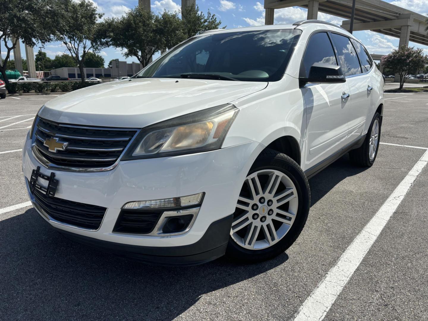 2015 white Chevrolet Traverse 1LT FWD (1GNKRGKD3FJ) with an 3.6L V6 DOHC 24V engine, 6-Speed Automatic transmission, located at 5005 Telephone Rd., Houston, TX, 77087, (713) 641-0980, 29.690666, -95.298683 - Photo#0