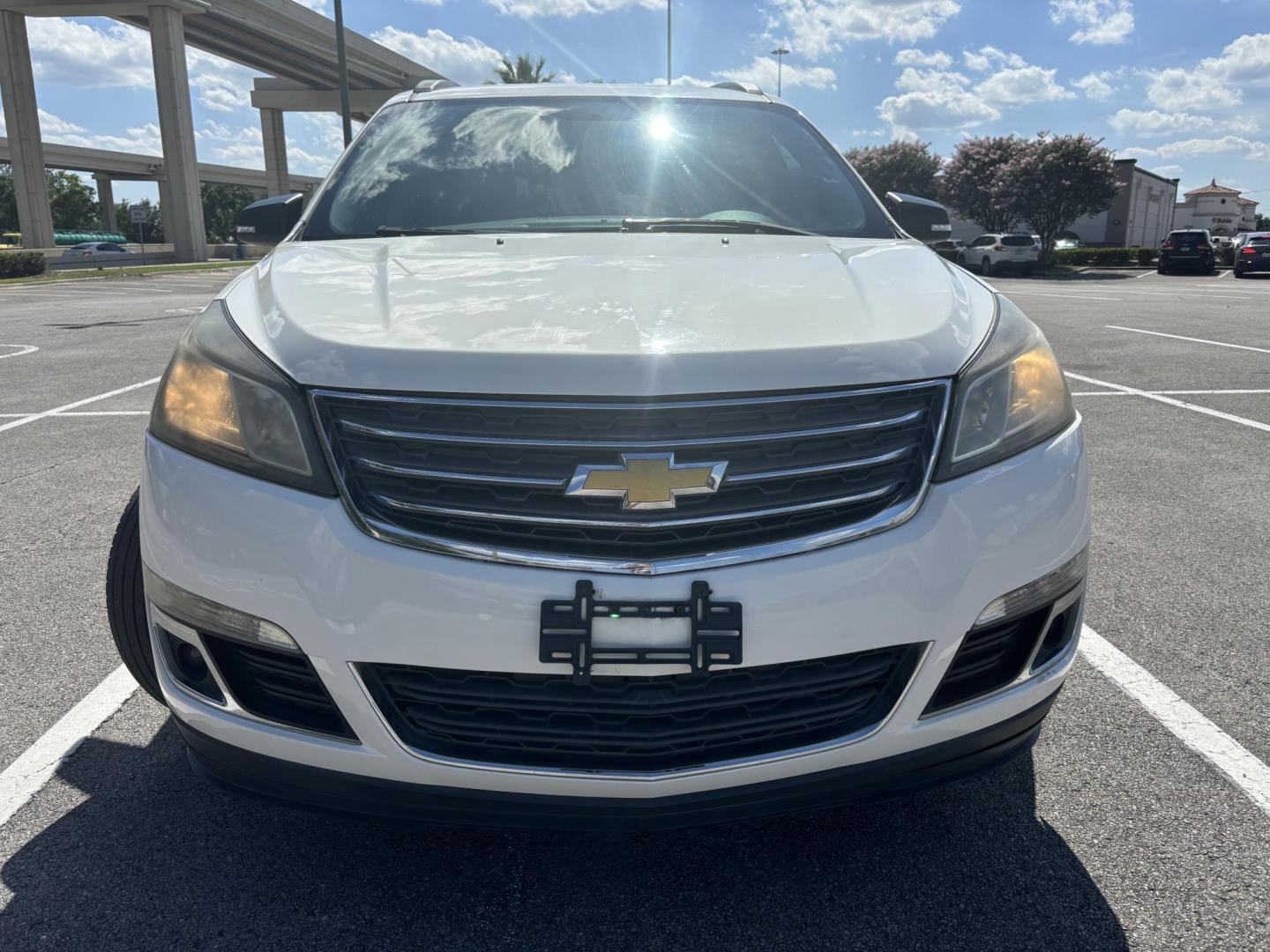 2015 white Chevrolet Traverse 1LT FWD (1GNKRGKD3FJ) with an 3.6L V6 DOHC 24V engine, 6-Speed Automatic transmission, located at 5005 Telephone Rd., Houston, TX, 77087, (713) 641-0980, 29.690666, -95.298683 - Photo#1