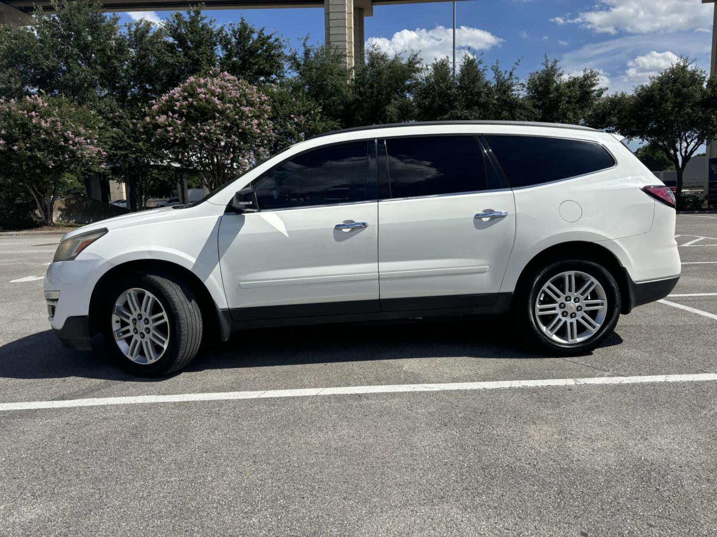 2015 white Chevrolet Traverse 1LT FWD (1GNKRGKD3FJ) with an 3.6L V6 DOHC 24V engine, 6-Speed Automatic transmission, located at 5005 Telephone Rd., Houston, TX, 77087, (713) 641-0980, 29.690666, -95.298683 - Photo#2