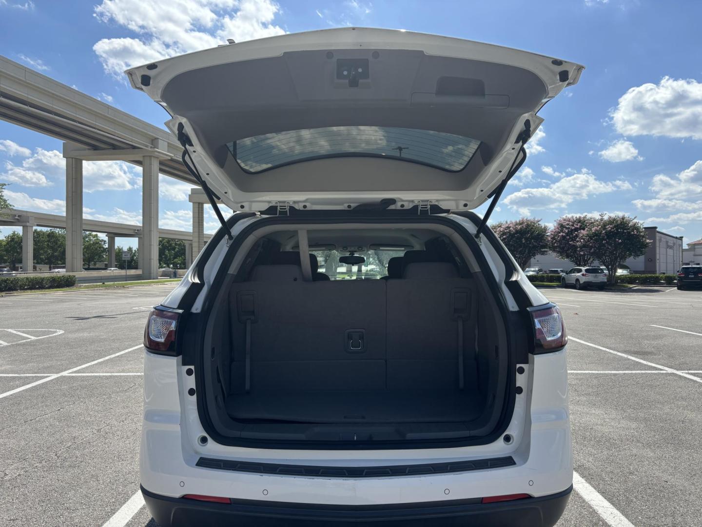 2015 white Chevrolet Traverse 1LT FWD (1GNKRGKD3FJ) with an 3.6L V6 DOHC 24V engine, 6-Speed Automatic transmission, located at 5005 Telephone Rd., Houston, TX, 77087, (713) 641-0980, 29.690666, -95.298683 - Photo#6