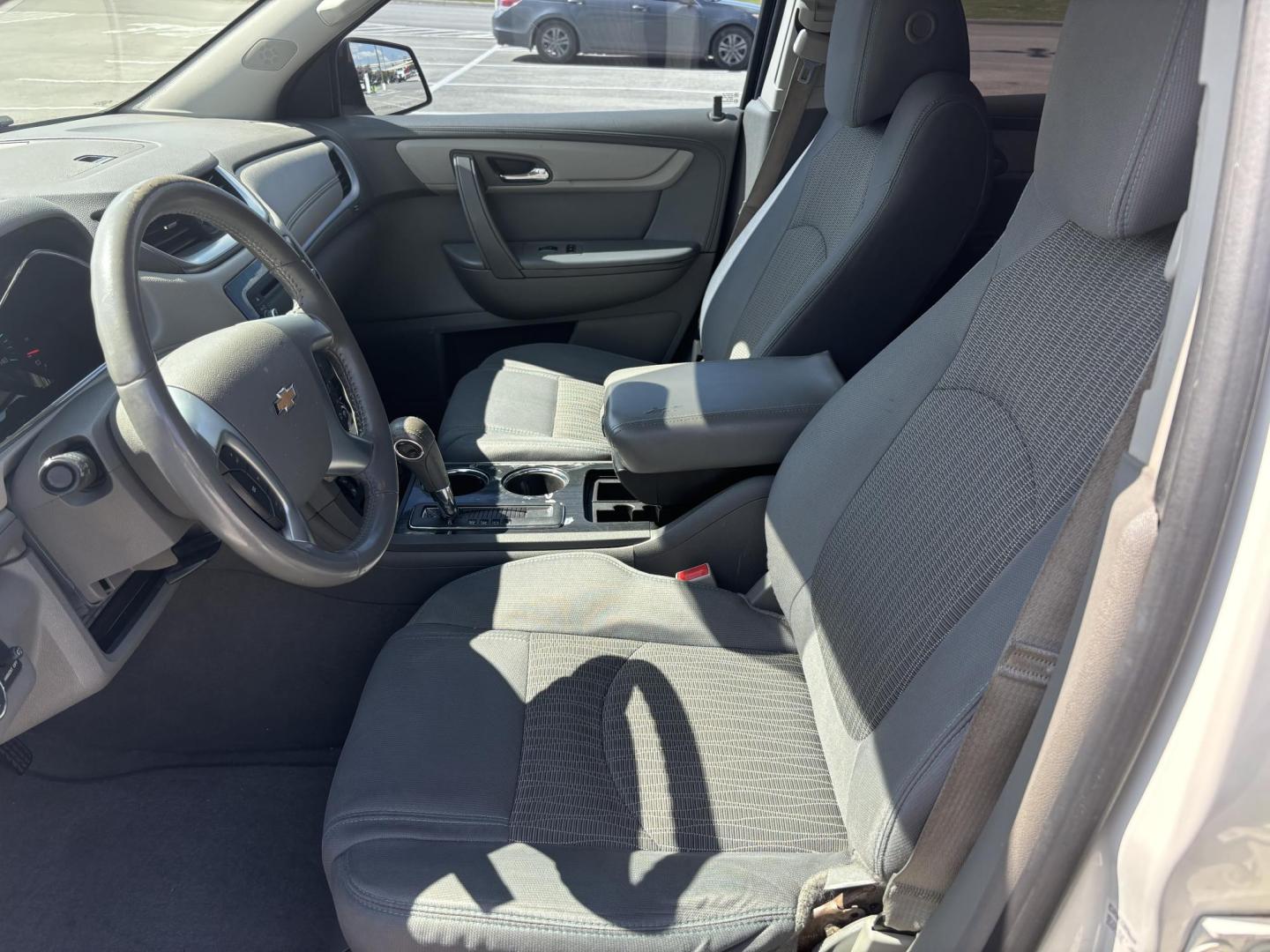 2015 white Chevrolet Traverse 1LT FWD (1GNKRGKD3FJ) with an 3.6L V6 DOHC 24V engine, 6-Speed Automatic transmission, located at 5005 Telephone Rd., Houston, TX, 77087, (713) 641-0980, 29.690666, -95.298683 - Photo#9