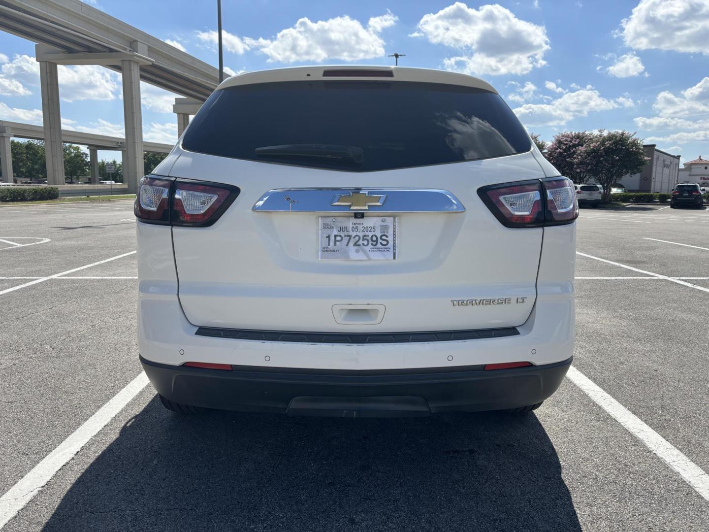 2015 white Chevrolet Traverse 1LT FWD (1GNKRGKD3FJ) with an 3.6L V6 DOHC 24V engine, 6-Speed Automatic transmission, located at 5005 Telephone Rd., Houston, TX, 77087, (713) 641-0980, 29.690666, -95.298683 - Photo#3