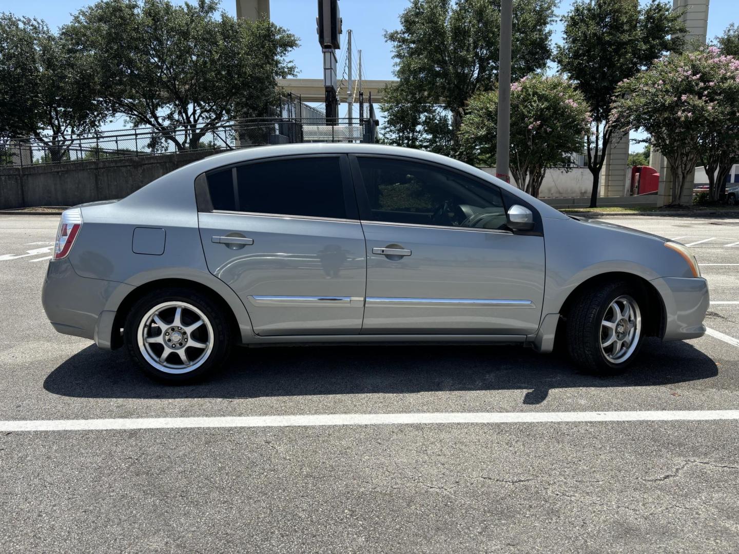 2010 Gray Nissan Sentra 2.0 (3N1AB6AP9AL) with an 2.0L L4 DOHC 16V engine, Continuously Variable Transmisson transmission, located at 5005 Telephone Rd., Houston, TX, 77087, (713) 641-0980, 29.690666, -95.298683 - Photo#5
