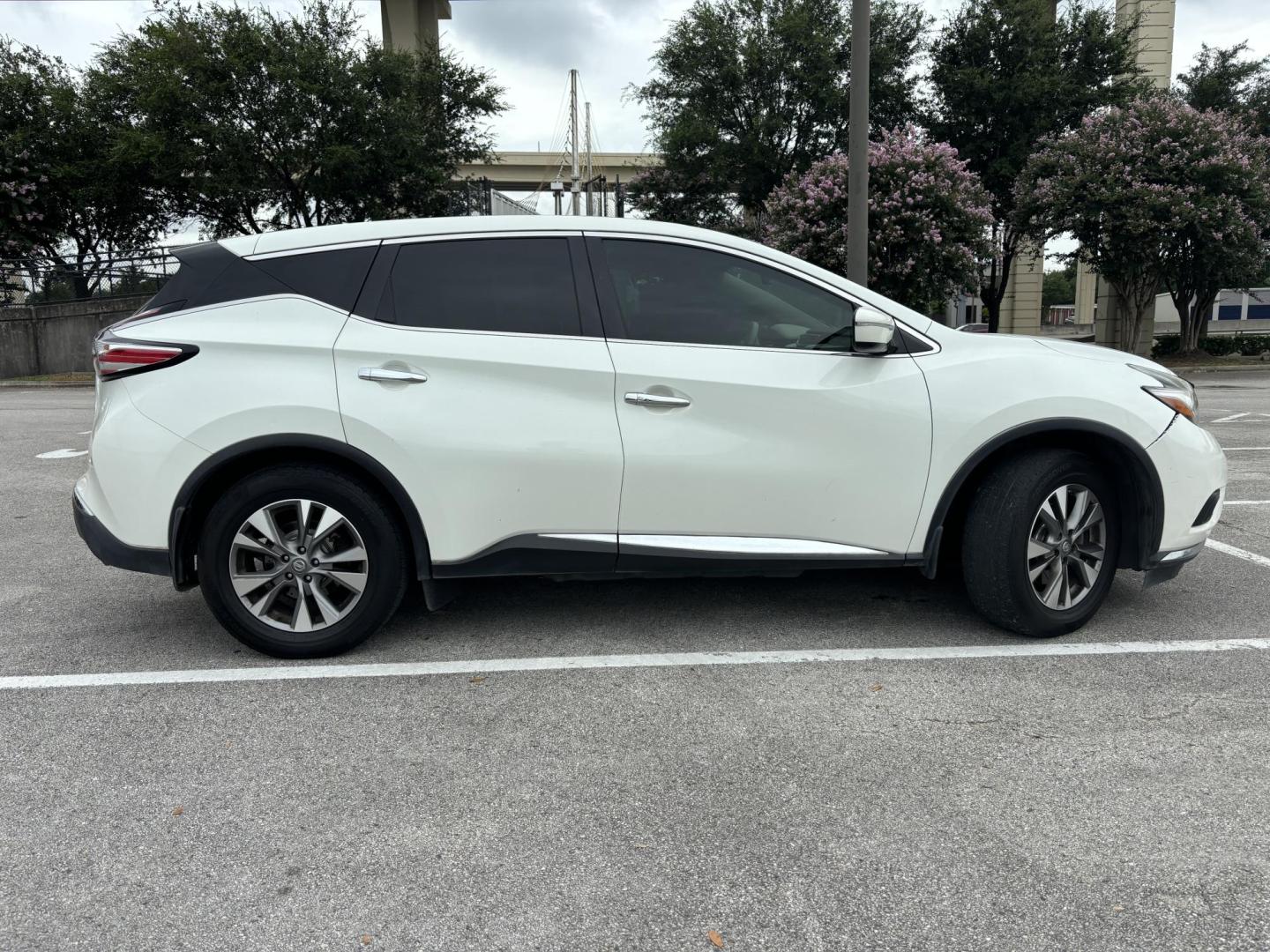 2015 White Nissan Murano Platinum FWD (5N1AZ2MG0FN) with an 3.5L V6 DOHC 24V engine, Continuously Variable Transmission transmission, located at 5005 Telephone Rd., Houston, TX, 77087, (713) 641-0980, 29.690666, -95.298683 - Photo#5